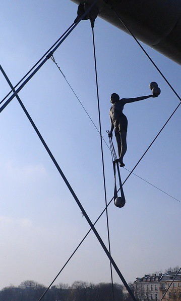 13-P3010092 -- W wywiadzie artysta objaśniał: "Rzeźby przeze mnie tworzone uosabiają odrealnione,
choć towarzyszące wielu ludziom, marzenie przejścia po linie"