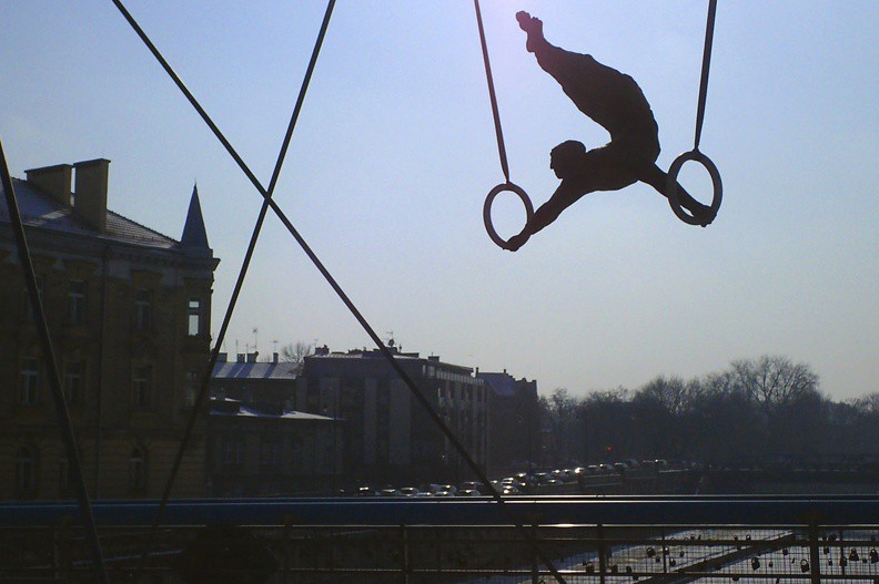 18-P3010082 -- Według jeszcze innej wypowiedzi rzeźbiarza to "jedyne statuy w świecie, które ustawione luźno jednym,
dwoma punktami podparcia [...], utrzymują równowagę, przecząc prawom grawitacji". Wierzymy na słowo