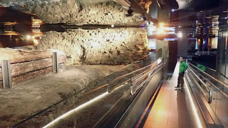 34-P3010131 -- Ekspozycja konkretyzuje (dla przeciętnego człowieka nieco abstrakcyjną) ideę kumulacji warstw osadniczych,
"kulturowych" i budowlanych. Ich przekrój odpowiada tysiącowi lat krakowskiej historii