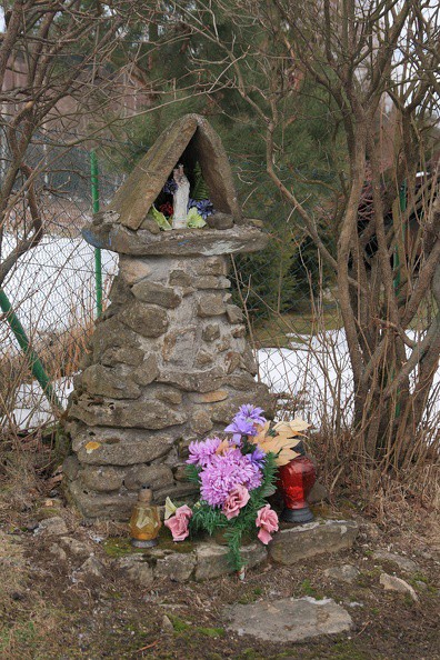 79-IMG 1562 -- Trzecia dziś kapliczka – umiejętnie wykorzystująca lokalny budulec