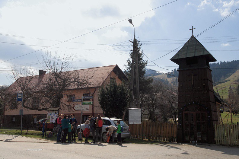01-IMG 1934 -- Zbiórka w Żabnicy Mycach. Jak <a href="http://www.dziennikgorski.type.pl/zdjecia/picture.php?/3070/category/140" target="_blank">miesiąc temu</a>, zaczynamy spacer pod dzwonnicą loretańską. Połowa XIX wieku była dla tej ziemi czasem katastrof naturalnych. Na Wielki Post 1854 roku do Milówki zjechali z rekolekcjami Jezuici. Jeden z ojców wyprawił się wówczas do chorych w Żabnicy Górnej, lecz wezbrane potoki oraz zerwane mosty zatrzymały go właśnie w tym miejscu – poświęcił je i wezwał Żabniczan
do wzniesienia dzwonnicy. W roku 1859 zawiesili dzwon, zaś w 1870 sprowadzili z Kęt figurę Matki Bożej Kalwaryjskiej