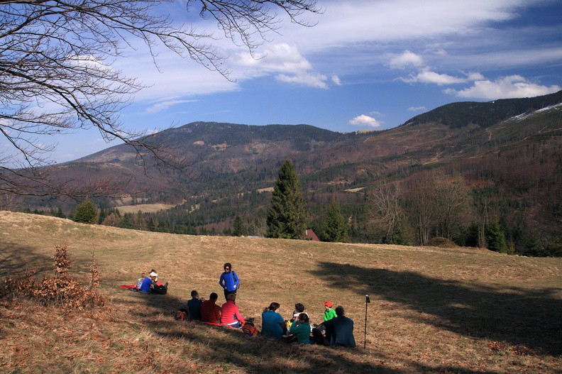 17-IMG 1990 -- Nie zatrzymywaliśmy się dłużej przy schronisku na Hali Boraczej, bo odstraszył nas falujący wokół niego tłum.
Kawałek dalej cichaczem porzuciliśmy znakowane ścieżki i skręciliśmy na boczny grzbiet. Dookoła rozpostarła się
sceneria, która zachęca do wiosennego pikniku