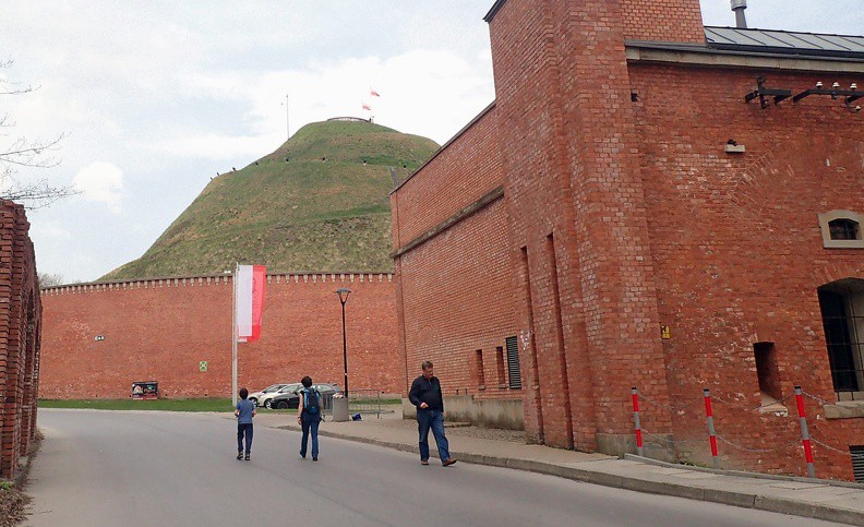 28-P4130082 -- Dochodzimy do fortu nr 2 "Kościuszko", nad którym wznosi się
dedykowany temu samemu bohaterowi narodowemu kopiec