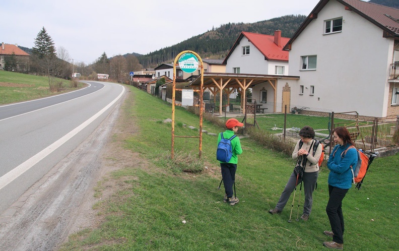001-IMG 2222 -- Niedzielny poranek zastaje naszą czwórkę na przystanku autobusowym we wsi Likavka, na Słowacji