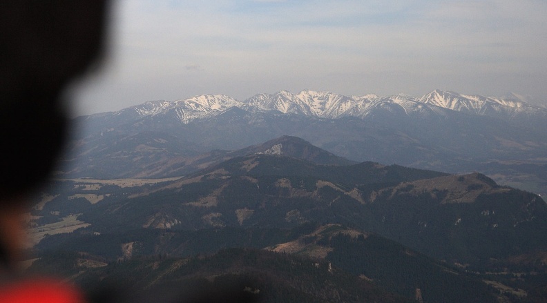 071-IMG 2420 -- Oczy odruchowo kierują się ku wschodowi. Na krańcu Gór Choczańskich wyrasta Prosečné (ozdobione skałami), dalej można podziwiać Tatry Zachodnie. Bardzo niepozorna, czarna, spłaszczona, lecz regularnie wyrysowana piramidka na lewo od Prosečného to tatrzańska Ostra. Usytuowany dalej w lewo Siwy Wierch jest trudny do wypatrzenia, bo tę część kadru zdominowało ustawione za nim cielsko Salatyńskiego Wierchu. Wzrok zawraca w prawo i po drugiej stronie Zadniej Salatyńskiej Przełęczy (słowacka nazwa Sedlo u Zvonu kiepsko funkcjonuje w literaturze) napotyka na grań Skrzyniarek, ta z kolei podnosi się na Spaloną. Tuż obok stoi Pachoł; Banikowska Przełęcz oddziela go od Banówki – będącej najwyższym punktem w głównej grani całych Tatr Zachodnich. Dalszy ciąg tej grani zasłonięty jest grzbietem wypuszczanym przez Banówkę na południowy zachód: najpierw opada on przez Przysłop do Jałowieckiej Przełęczy, później kulminuje Rosochą. Między Przysłopem i Rosochą ukazują się Jarząbczy Wierch (niższy) i Raczkowa Czuba. Jeśli mocno wytężyć wzrok,
za Jarząbczym dostrzeżemy rąbek Starorobociańskiego (powiększenie: <a href="http://www.dziennikgorski.type.pl/zdjecia/pojedyncze/IMG_2420.jpg" target="_blank">LINK</a>). Pokaźna góra na prawo od Rosochy to Baraniec,
zaś przy krawędzi zdjęcia unosi się widmo Krywania z Tatr Wysokich