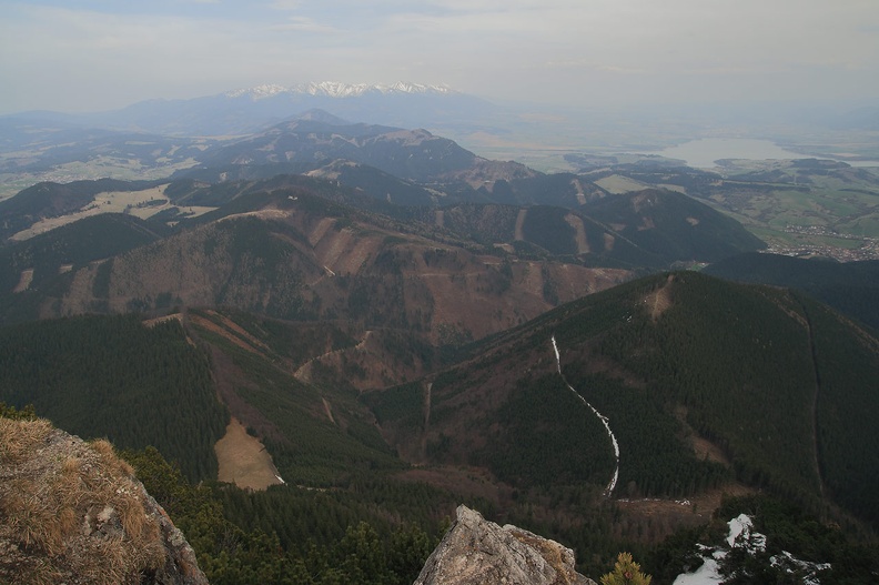 074-IMG 2439 -- Krivá Tokáreň (po lewej) i Bukov – dwie pluszowe "łapy", którymi Veľký Choč podpiera się od wschodu