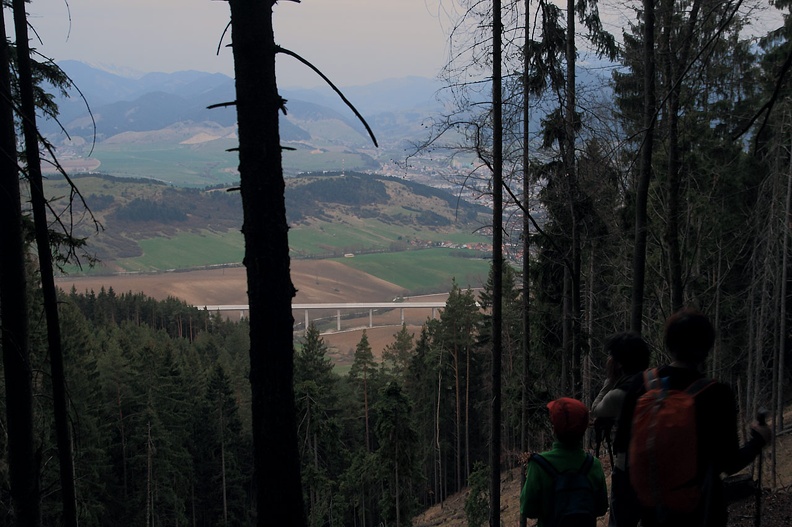113-IMG 2523 -- Okno na południe. Widać dwuwierzchołkowe wzniesienie Mnich, gdzie również
znajdują się prastare grodziska. Między gałązkami prześwituje...