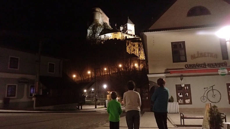 124-P4150073 -- Sympatyczne zakończenie wycieczki: po opuszczeniu samochodu podziwiamy Orawski Zamek