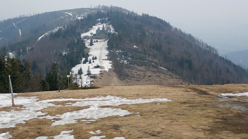 64-P4100538 -- Po drugiej stronie przełęczy Kowiorek: schronisko na zboczach Magury