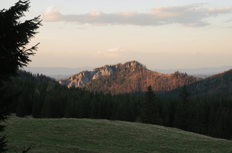 097-IMG 2768 -- Trawers stoków Kalackiej Turni był trudny technicznie: ślizgaliśmy się po lodzie i śniegu, spod których sporadycznie wystawały elementy glebo- i skałopodobne. Mikołaj określił ten odcinek mianem "Szlaku Oreo". Potem odbiliśmy nieco ze ścieżki, idąc za donośnym szumem Wywierzyska Bystrej, odwadniającego m.in. jaskinie Bystrej i Dudnica. Na zdjęciu: cukierkowy Nosal u schyłku dnia – widok z polany Kalatówki