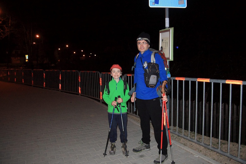 105-IMG 2790 -- Godzina 22:17. Moglibyśmy iść dalej, ale o 22:30 podjedzie tu kursujący do Czarnego Dunajca autobus, który wysadzi nas przy aucie zaparkowanym nad Kirową Wodą. Nie ma potrzeby dalszego śrubowania wyniku: łącznie, do tego miejsca, pokonaliśmy dzisiaj bowiem
co najmniej 22 i ćwierć kilometra, zaliczając sumę podejść równą 1444 m i schodząc około 1529 m – w terenie głównie wysokogórskim. Dokonaliśmy pełnego, jeszcze po części "zimowego" trawersu Czerwonych Wierchów