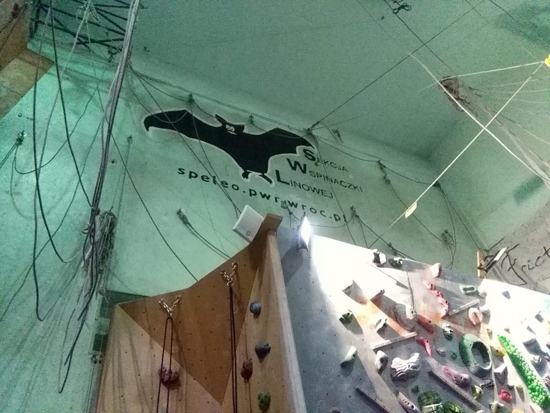 08-IMG 20180424 205429 -- W tej samej sali wydzieloną strefę posiada Sekcja Wspinaczki Linowej Politechniki Wrocławskiej.
Sekcja działa równolegle z Klubem Speleologicznym tejże uczelni. Więcej informacji: <a href="http://speleo.pwr.wroc.pl" target="_blank">LINK</a>
[Fot. z telefonu]