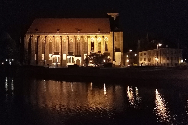 26-IMG 20180424 215201 -- XIV-wieczny, gotycki kościół Najświętszej Marii Panny zbudowano na miejscu świątyni romańskiej.
Jakieś dwadzieścia lat temu przy okazji zimowego ataku na Ślężę i szalonego Sylwestra właśnie w tym kościele
wspólnie z Ines oglądaliśmy ogromną, pod pewnymi względami wręcz halucynogenną, ruchomą
szopkę bożonarodzeniową
[Fot. z telefonu]