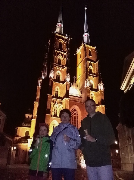 31-IMG 20180424 215949 -- Widzieliśmy ją z daleka, teraz stoimy kilka kroków od fasady: archikatedra świętego Jana Chrzciciela. "Tum" to dawne określenie
katedry. Choć na zdjęciu widać już czwarty wzniesiony tu kościół, jego historia sięga przełomu XIII i XIV wieku. Delektujemy się
lodami z renomowanej lodziarni "Polish Lody", do której zabrał nas Adam. W rożkach znalazły się trzy smaki: waniliowy, truskawkowy
i <i>mascarpone</i> z jabłkiem
[Fot. z telefonu]