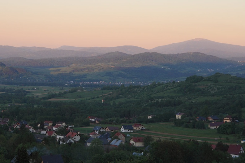 60-IMG 3018 -- Z prawej strony widzimy (w cieniu) niewielką Kopę Radziechowską, zaś na drugim brzegu Soły umościła się grupa Jastrzębicy: za doliną Przyłękówki wystaje (z lewej, najwyższa w grupie) Kiczora, przed doliną mamy (połączone w jeden kształt) Wójtowski i Pawlacki Wierch, najbardziej na południe wysunięta jest sama Jastrzębica (poniżej Babiej)