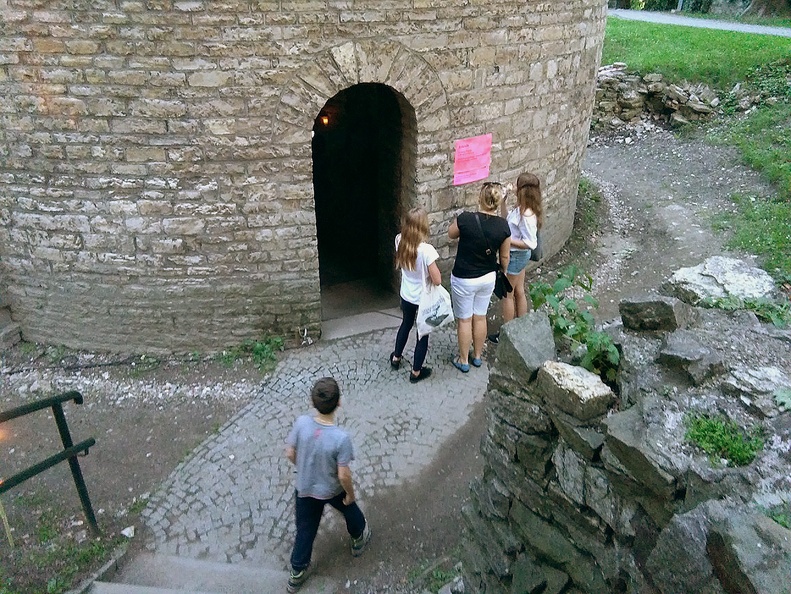 20-IMG 200217 -- W ten wyjątkowy wieczór otwarta jest również rotunda świętego Mikołaja.
Imiennik jej patrona chyba powinien zajrzeć do środka?
[Fot. z telefonu]