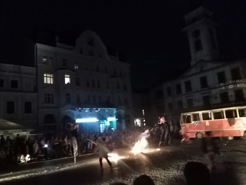 40-IMG 214501 -- Opisuje rzeczywistość miotaną konfliktami, które burzą życie ludzi takich jak my.
Uchodźcy szukają sposobu na normalne życie dla siebie i swoich dzieci
[Fot. z telefonu]