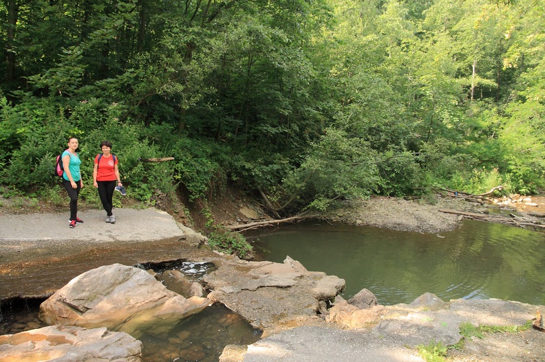 07-IMG 3808 -- Antropogeniczne formacje w korycie potoku