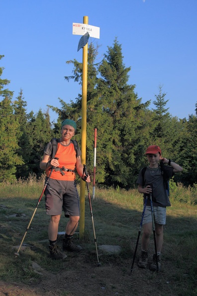 055-IMG 4173 -- ...dotarliśmy do szczytu Kikuli, 1085 m n.p.m. – za chwilę odbijemy z powrotem w głąb terytorium Słowacji.
Wykonanie zdjęcia zaliczeniowego okazuje się szalenie trudne, bo dopada nas chmara wściekłych "latających mrówek"!