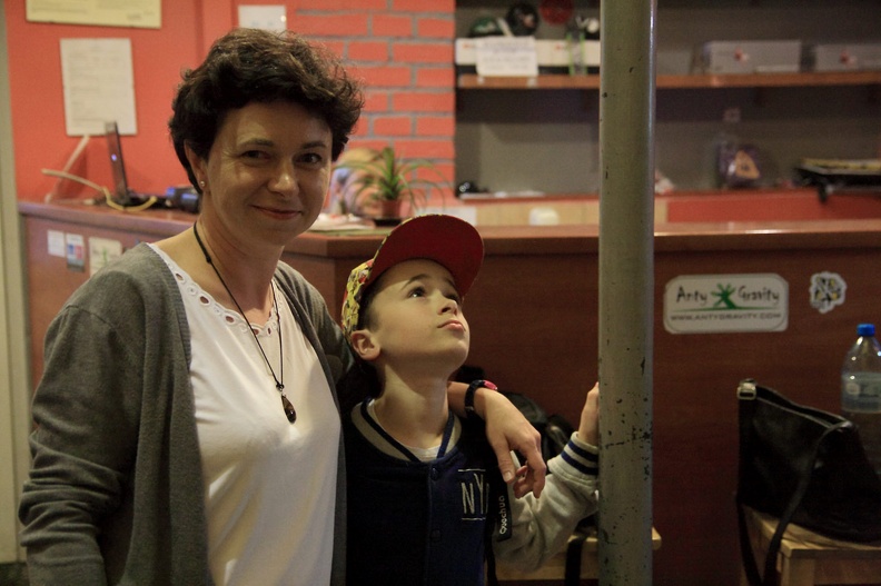 02-IMG 3702 -- Dobiegł końca kolejny rok zajęć. Mikołaj technicznie zrobił dziś ładne drogi po prawej stronie sali, z dołem,
a także boulderował po lewej. Żal rozstawać się z tym miejscem na dwa miesiące...