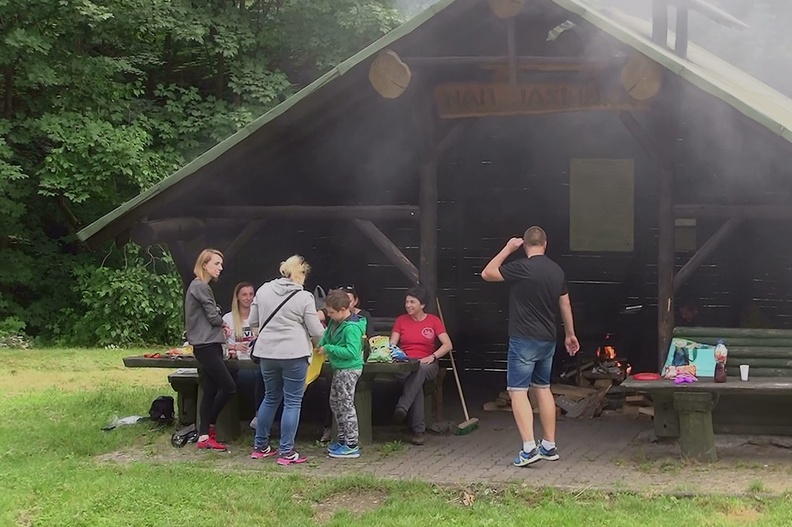 03-184136-14 -- Dorośli plotkują przy ognisku
[Fot. – stopklatka z kamery]