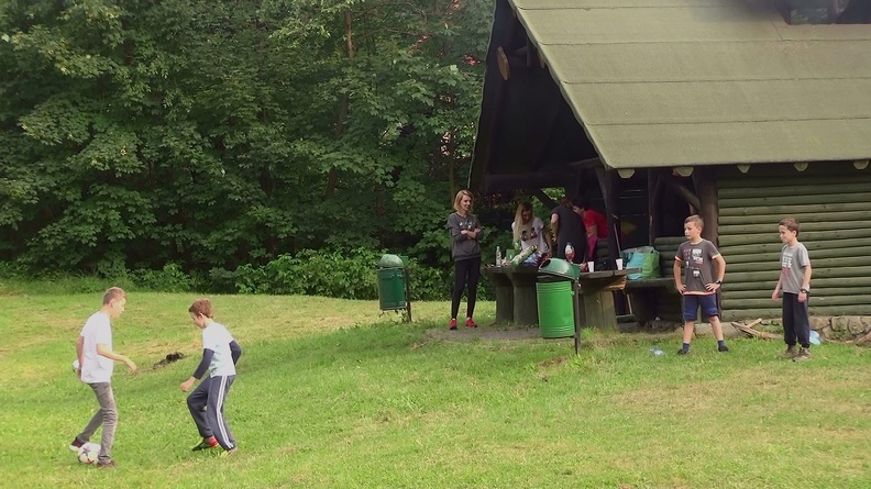 04-183926-05 -- Kuba (drugi od lewej) przygotowuje się do przejęcia piłki, Max i Mikołaj obserwują
[Fot. – stopklatka z kamery]