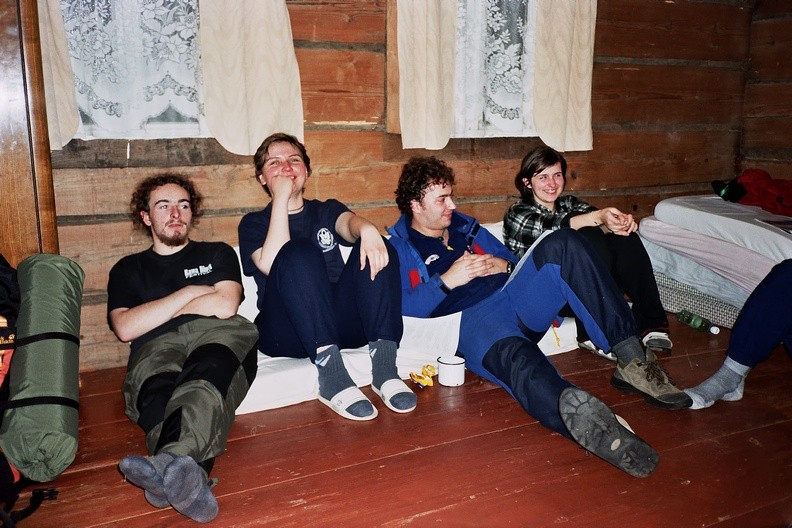 20-0507  29 -- <i>Saturday night chill out</i> w "Gibasy Staszek Deluxe Resort": Papaj, Juzia, Jogi oraz Anna. Kiedy położymy się do snu,
stara, przysypana śniegiem chata wypełni się halucynogennymi dźwiękami chińskiej muzyki – odtwarzanej
przez gospodarza z kaset za pomocą widocznego na jednym z poprzednich zdjęć magnetofonu (<a href="http://www.dziennikgorski.type.pl/zdjecia/picture.php?/4595/category/166" target="_blank">LINK</a>)