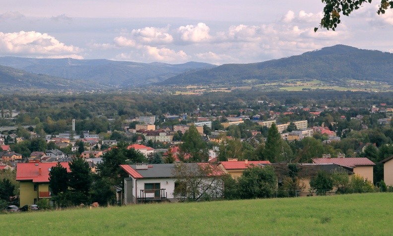 13-IMG 0629 -- Ramię dźwigające się przez Kamionkę do Równicy. Na lewo od Kamionki (w środku kadru) – Malinów
