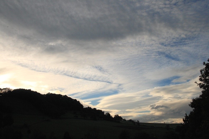 31-IMG 4857 -- Podążamy na południe, w górę doliny Radonia, który na tym odcinku zamienia się w Cisówkę.
Wznosimy się coraz wyżej. Zdjęcie przedstawia niebo nad Tułem