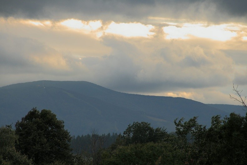 33-IMG 4864 -- Z osiedla przylepionego do północno-zachodnich stoków Małej Czantorii delektujemy się coraz dalszymi widokami.
Ukazał się Jaworowy i Mały Jaworowy (z delikatną "szarfą" stoku narciarskiego, na tle większego brata). Przy jednym
z mijanych ogrodów kręci się łania