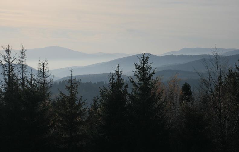 12-IMG 5327 -- Kierunek południowo-zachodni: należąca jeszcze do Beskidu Małego Jaworzyna "Kościelcowa" (przesłonięta choinką) oraz szczyty Beskidu Śląskiego – Skrzyczne (lewa strona) i Magura z Klimczokiem. Warto odnotować obecność Kotarza (na prawo od Skrzycznego, ciut bledszy)