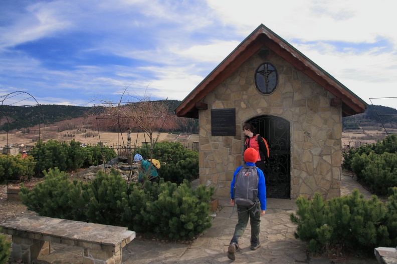 038-IMG 5965 -- ...pośród krzaczków kosodrzewiny stoi domek