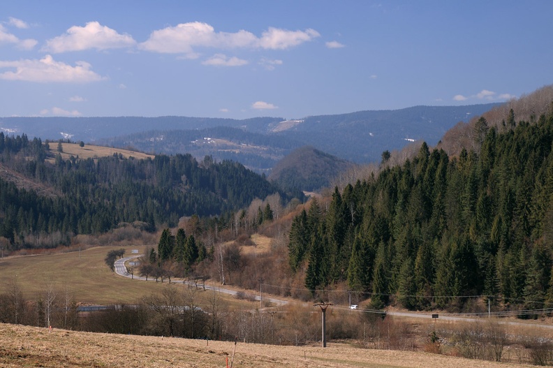 023-IMG 6367 -- Pod nami: dolina Studeného potoka. Po zachodniej stronie ciągnie się wał Oravskej Magury. Na jego tle
widać charakterystyczną piramidkę Bielej Skaly, obok której wspomniany potok wpada do rzeki Orava