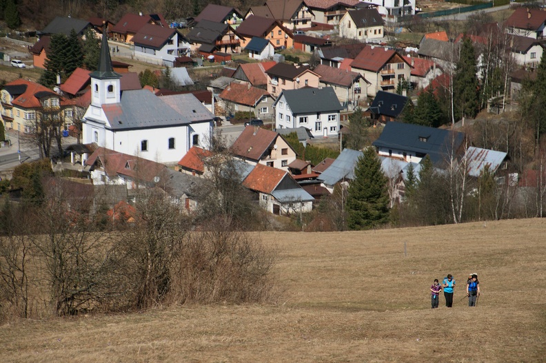 026-IMG 6376 -- Pejzaż z trzema turystkami