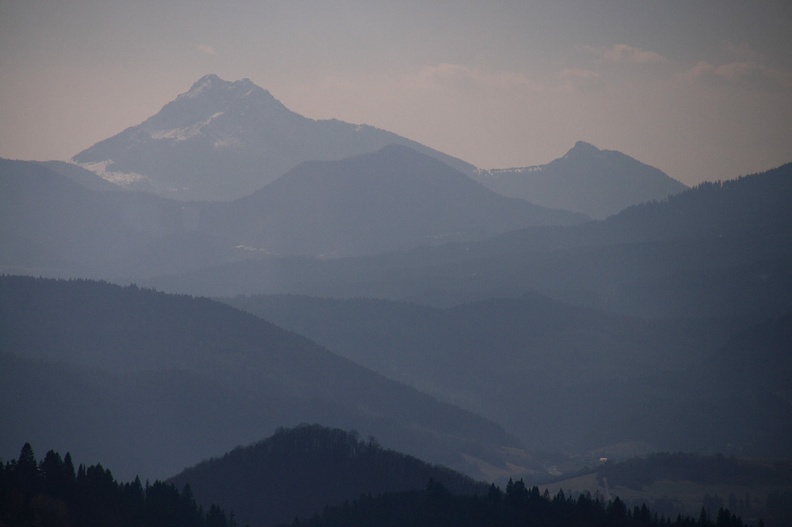 061-IMG 6447 -- Raz jeszcze: Veľký i Malý Rozsutec.
Przed niższy, północny grzbiet Veľkého Rozsutca wepchnęła się Hrčova kečka