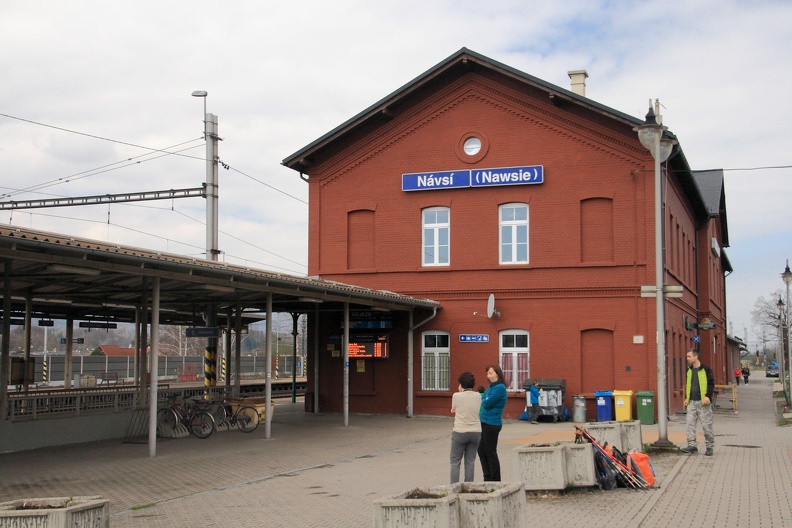 001-IMG 6821 -- Punkt początkowy dzisiejszej trasy: stacja kolejowa w miejscowości Nawsie (Návsí), na terytorium
Republiki Czeskiej. Budynek jest czysty i zadbany, na dodatek zainstalowano w nim wystawę
interesujących fotografii