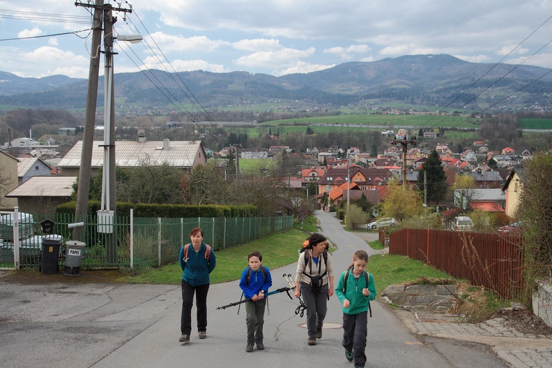 006-IMG 6829 -- Potem wysokości nabieramy już w sposób łagodniejszy. Podążamy na północny wschód.
Za naszymi plecami, po zachodniej stronie doliny Olzy, dumnie wzbiera masyw Kozubowej
(Kozubové, aż 981 m n.p.m., na prawo)