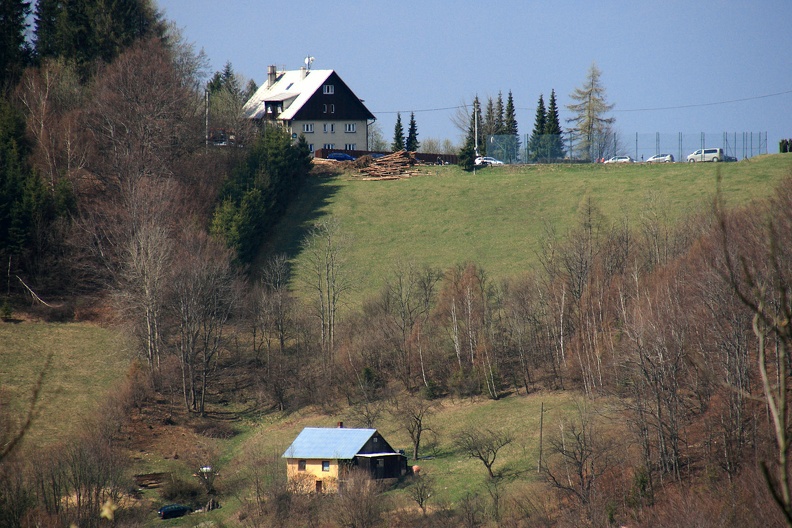 021-IMG 6880 -- Budynek u góry mieści gospodę