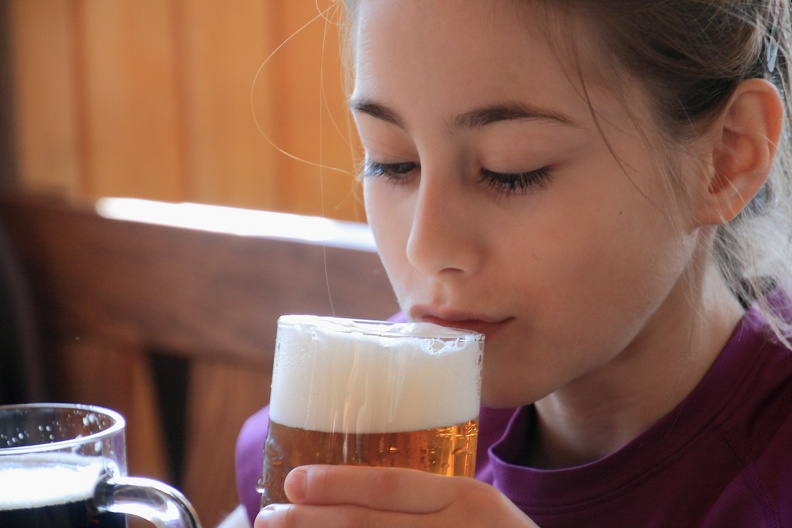 028-IMG 6892 -- Oliwia wącha (piankę!)