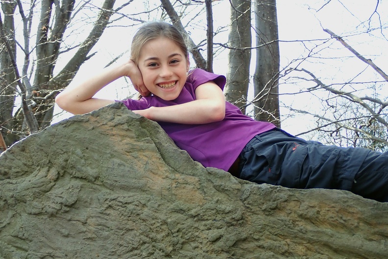 050-P4070296 -- Oliwia na kamieniu granicznym / 2