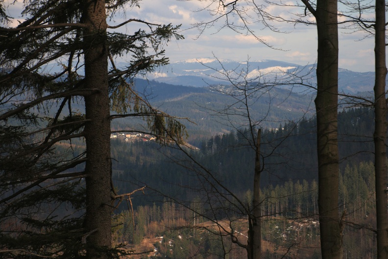 078-IMG 7006 -- Na południowym wschodzie nad Przełęczą Pawlusią bieleją śniegi Pilska