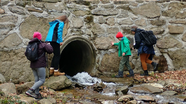28-P4140671 -- Na dzisiejszej trasie mamy też drugi podziemny obiekt wodny, choć tym razem sztuczny.
Nie wchodzimy do środka, bo naszą uwagę przyciąga...