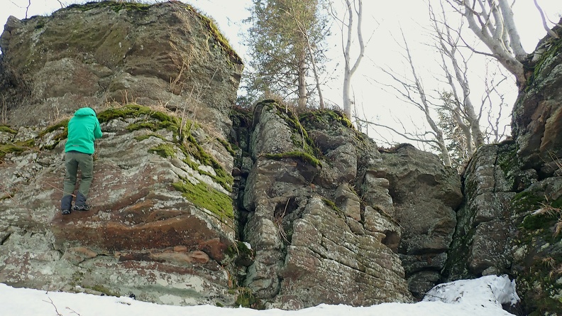 52-P4140758 -- Mikołaj sprawdza potencjał wspinaczkowy tego rejonu