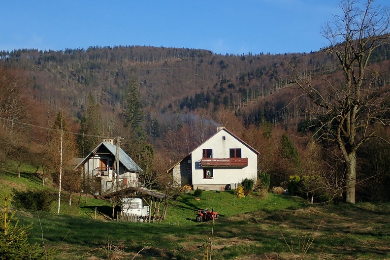 16-P4160061 -- Niegdyś stała tu kurna chata, w której od XVIII wieku do 1887 roku mieszkała rodzina Bojdów. W przebudowanym domu do lat 60.
zeszłego wieku mieszkali państwo Moskałowie. Ich córka pojęła za męża pana Bolączkę, oboje spędzili w tym ładnym miejscu
resztę życia. Drewniana chata spłonęła pod koniec stulecia; widoczny na zdjęciu budynek należy do ich potomków