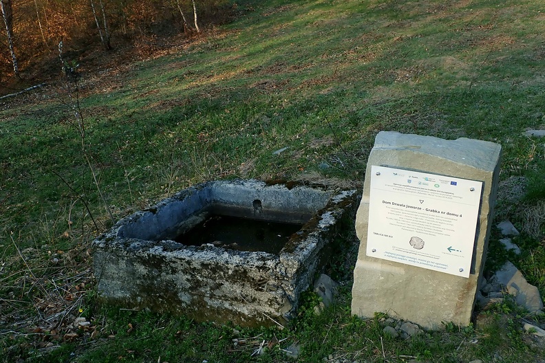 24-P4160104 -- Mieszkali tu członkowie kilku rodzin, kolejno: Czyżów, Libosków i Greniów,
wreszcie – aż do 1977 roku – Zontków i Dudysów