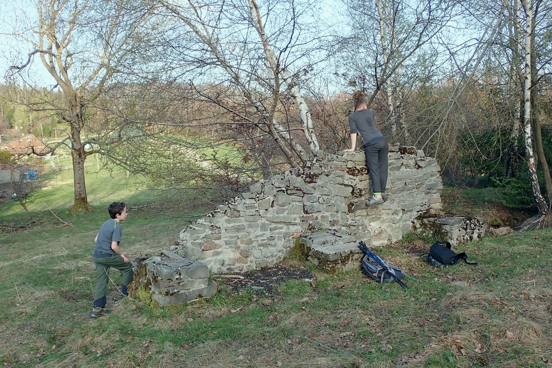 17-P4240230 -- Zatrzymują nas ruiny "Wysokiego Zamku"