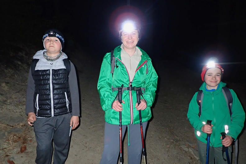 39-P4240368 -- Kawałek za Siodłem pod Przykrą skręciliśmy w lewo, by wrócić wariantem pozaszlakowym.
Minęliśmy kulminację zwaną Wielka Polana. Na zdjęciu: zejście stokami Bucznika, godzina 20:37