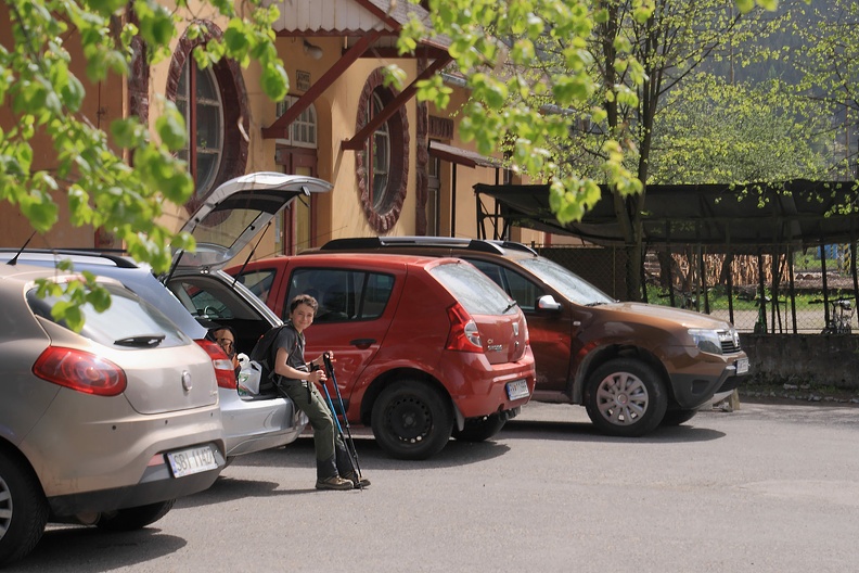 002-IMG 7298 -- Wypakowujemy się pod śliczną stacją kolejową przy linii
łączącej Żylinę z Koszycami. Pociągi podróżują tędy od 1871 roku