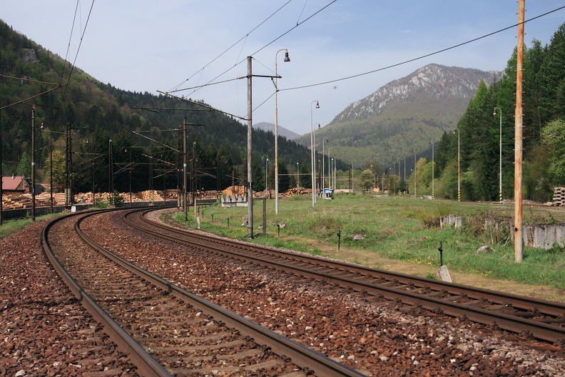 006-IMG 7307 -- Skład drewna – do 1966 roku sięgał tu jeden z karpackich cudów techniki, czyli <i>Ľubochnianska lesná železnica</i>. Pierwszy elektryczny tramwaj w Europie, <i>die Straßenbahn Groß-Lichterfelde</i> firmy Siemens & Halske, uruchomiono pod Berlinem w 1881 roku. 23 lata później
w Londynie, Paryżu i Budapeszcie działały pierwsze, krótkie linie elektryczne, a na Słowacji ledwie 8-kilometrowa nitka tramwajowa
w Bratysławie. Już wtedy, w 1904 roku, w zagubionej między górami Ľubochni, zelektryfikowano – jako pierwszą w Europie Środkowej i jedną z pierwszych na świecie – linię kolejową z 1900 roku, o długości prawie 23 kilometrów. Specjalna elektrownia wodna zasilała prądem
o napięciu 110 V także tartak i pobliską osadę. Na przestrzeni lat kursował tu zróżnicowany tabor wąskotorowy; niektóre pojazdy wyglądały wprost kosmicznie, na przykład <a href="http://lzlm.wbl.sk/__ubochna_151_original.jpg" target="_blank">LINK</a> albo <a href="http://lzlm.wbl.sk/AEG_s_oplenmi_v___ubochni_80_original.jpg" target="_blank">LINK</a>. Zdjęcie w pełnym rozmiarze: <a href="http://www.dziennikgorski.type.pl/zdjecia/pojedyncze/IMG_7307.jpg" target="_blank">LINK</a>