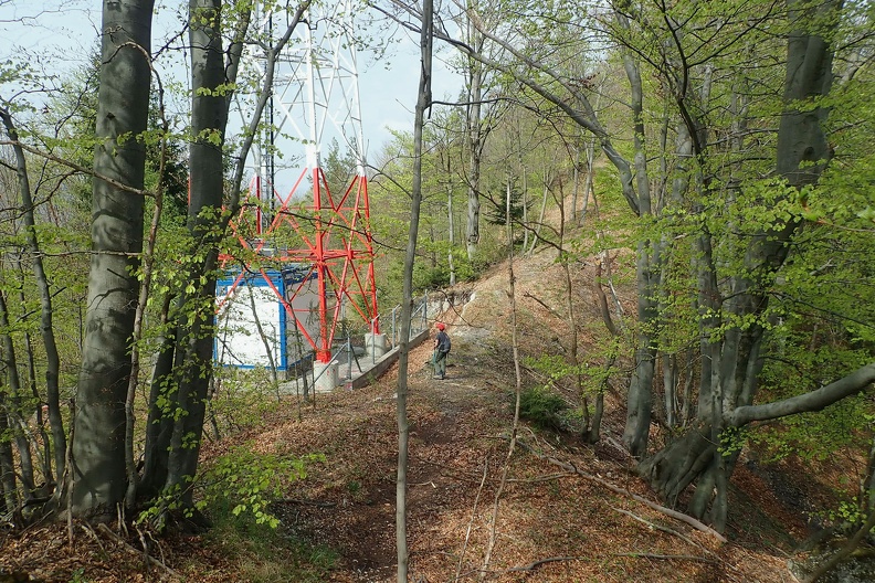 046-P4260442 -- ...który zwie się Havran i którego południowo-zachodni wierzchołek właśnie minęliśmy, trafiając pod wielki nadajnik. Pierwsza pisemna wzmianka o rejonie Lubochni pochodzi z 1287 roku: w dokumencie króla węgierskiego Władysława IV Kumańczyka czytamy o potoku płynącym przez Ľubochnianskou dolinou (dzisiejsza Ľubochnianka) i właśnie o górze Havran